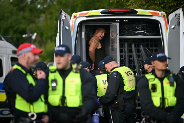 Un homme est arrêté par la police lors d'une manifestation à Epping, au nord-est de Londres, le 20 juillet 2025