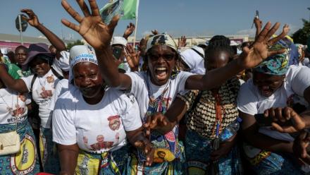 Des fidèles célèbrent l'arrivée du pape Léon XIV à Luanda, le 18 avril 2026