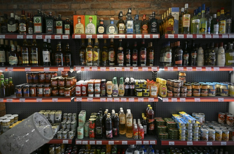 Des produits alimentaires en vente dans une épicerie privée de La Havane, le 24 juin 2026 à Cuba