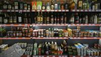 Des produits alimentaires sont à la vente dans une épicerie privée de La Havane, le 24 juin 2026