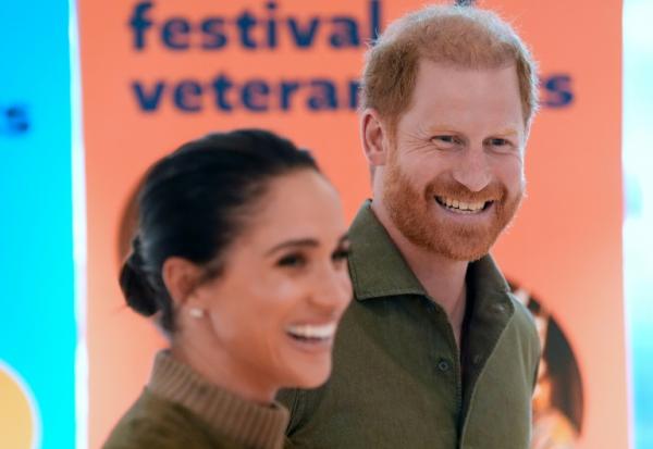 Le prince Harry (d), duc de Sussex, et son épouse Meghan, duchesse de Sussex, arrivent au Musée national australien des arts des anciens combattants (ANVAM) à Melbourne, le 14 avril 2026 en Australie
