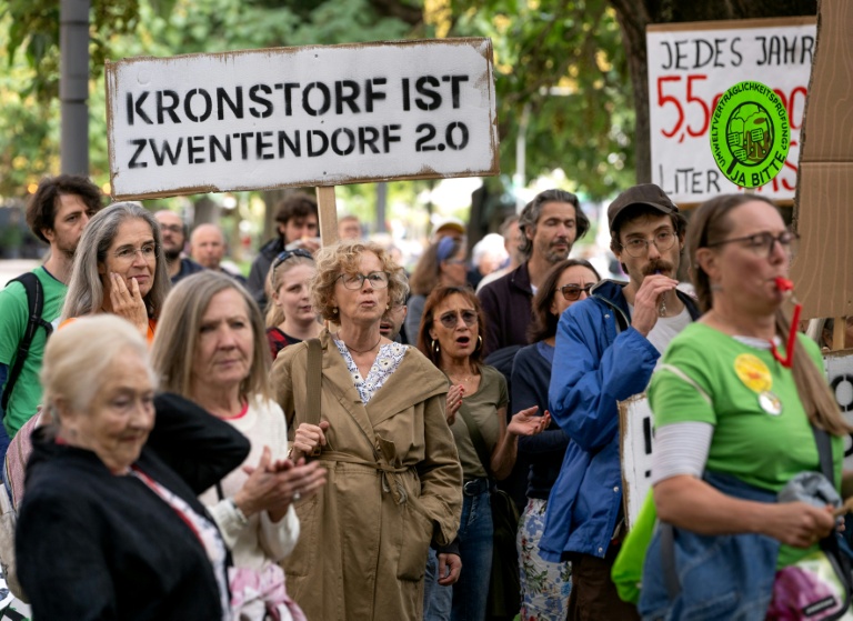 Manifestation contre la construction d'un nouveau centre de données de Google dans la commune de Kronstorf, le 11 septembre 2026 à Linz, en Autriche