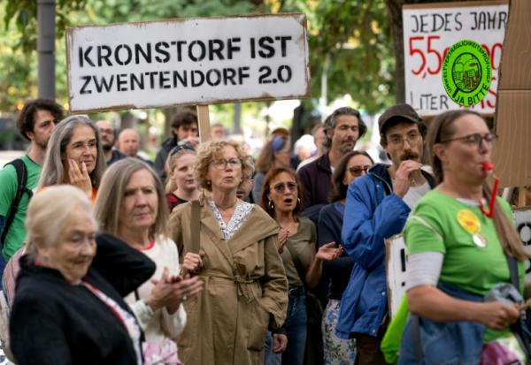 Manifestation contre la construction d'un nouveau centre de données de Google dans la commune de Kronstorf, le 11 septembre 2026 à Linz, en Autriche