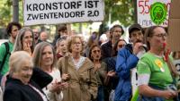 Manifestation contre la construction d'un nouveau centre de données de Google dans la commune de Kronstorf, le 11 septembre 2026 à Linz, en Autriche
