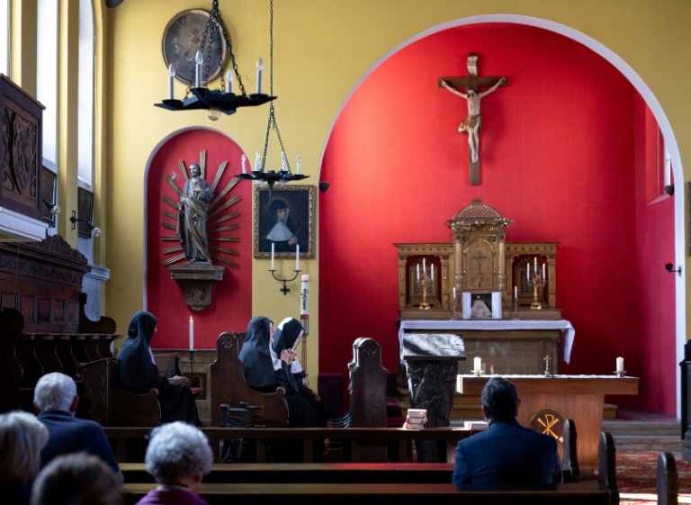 Les soeurs Rita (D), 81 ans, Regina (G), 86 ans, et Bernadette (C), 88 ans, célèbrent une messe devant leurs anciens élèves et leurs  soutiens, le 20 septembre 2025 dans la chapelle du château de Goldenstein, à Elsbethen, près de Salzbourg en Autriche
