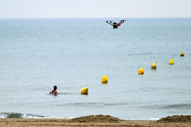 Un drone de la société Instadrone survole la zone lors d'une opération de test visant à appuyer la surveillance des plages et à prévenir les noyades dans la station balnéaire de Valras-Plage, dans le sud de la France, le 31 juillet 2026