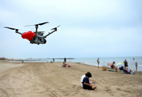 Un drone de la société Instadrone survole la zone lors d'une opération de test visant à appuyer la surveillance des plages et à prévenir les noyades dans la station balnéaire de Valras-Plage, dans le sud de la France, le 31 juillet 2026