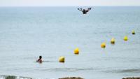 Un drone de la société Instadrone survole la zone lors d'une opération de test visant à appuyer la surveillance des plages et à prévenir les noyades dans la station balnéaire de Valras-Plage, dans le sud de la France, le 31 juillet 2026