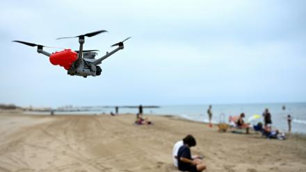 Un drone de la société Instadrone survole la zone lors d'une opération de test visant à appuyer la surveillance des plages et à prévenir les noyades dans la station balnéaire de Valras-Plage, dans le sud de la France, le 31 juillet 2026
