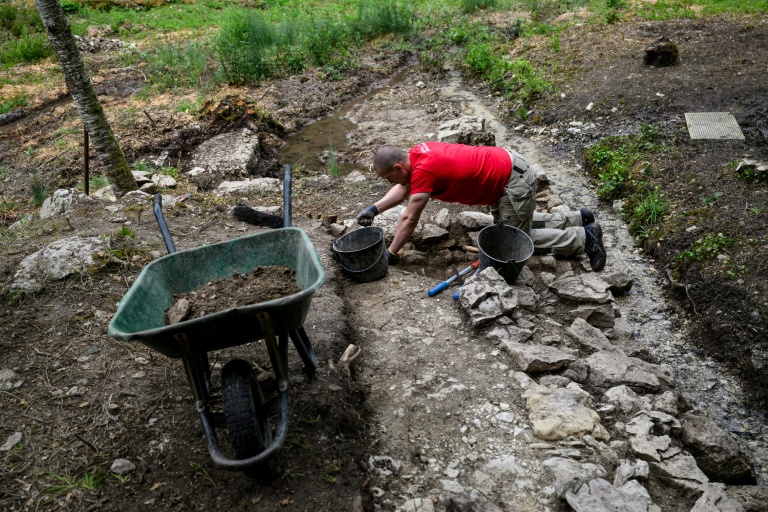 Un archéologue travaille sur le site de fouilles du sanctuaire dédié à la déesse Sequana, à la source de la Seine à Source-Seine, en Côte-d'Or le 8 juin 2026