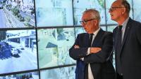 Édouard Philippe, maire du Havre et candidat du parti de droite Horizons à l'élection présidentielle et Christophe Rivenq, maire d'Alès (à gauche), observent les écrans de vidéosurveillance de la police municipale lors d'une visite à Alès, le 7 septembre 2026