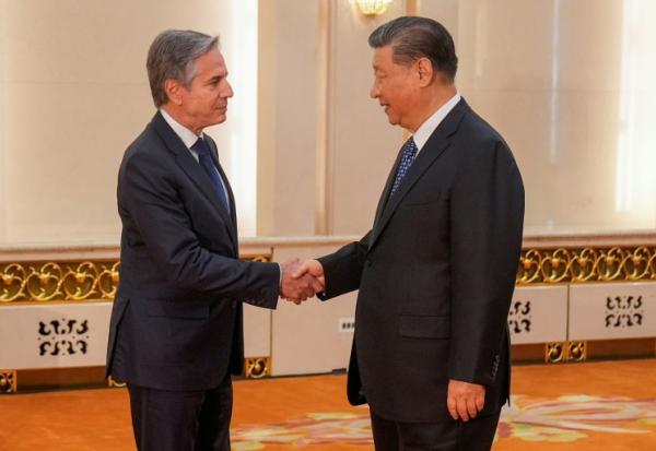 Le secrétaire d'Etat américain Antony Blinken (g) rencontre le président chinois Xi Jinping à Pékin, le 26 avril 2024