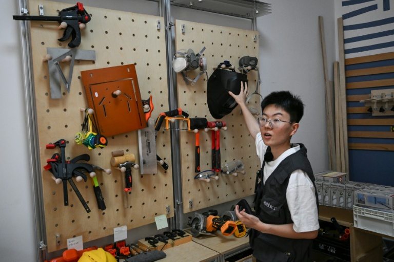 Chen Ming, fondatrice de Mulan Build, dans son atelier à Hangzhou, dans la province du Zhejiang, le 28 juin 2026 dans l'est de la Chine