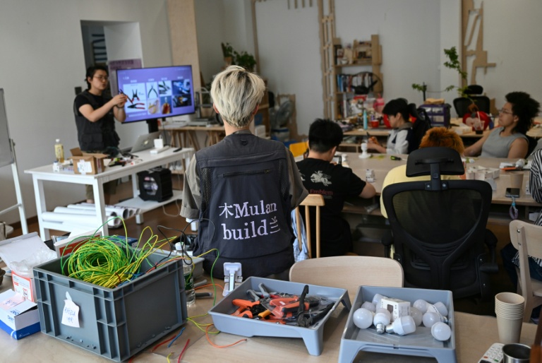 Des femmes participent à un cours d'électricité organisé par l'atelier Mulan Build à Hangzhou, dans la province du Zhejiang, le 28 juin 2026 dans l'est de la Chine