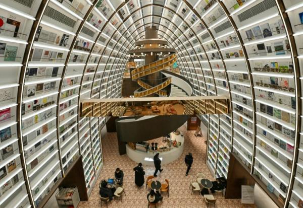 Des clients dans une librairie de Pékin, le 18 décembre 2025 