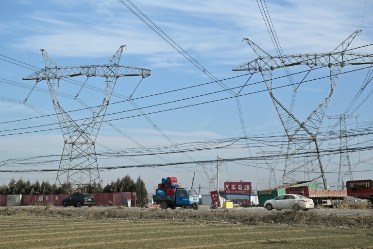 Des antennes-relais dans la ville chinoise de Baoding, dans le district de Xushui à une centaine de kilomètres de Pékin, où les autorités ont ordonné  de remplacer les poêles à charbon par des systèmes électriques ou au gaz, le 7 janvier 2026