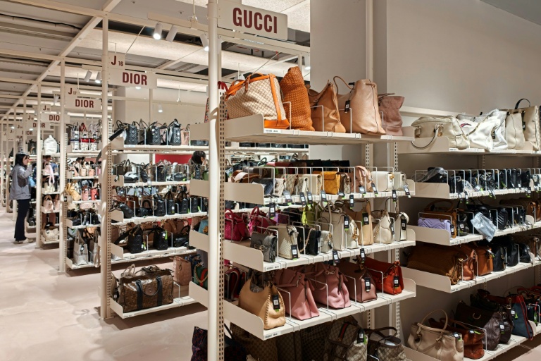 Des articles de luxe de seconde main dans le grand magasin Zhuanzhuan, le 13 octobre 2026 à Shanghai, en Chine