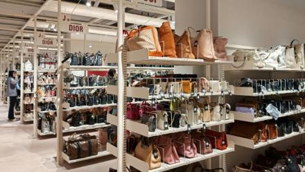 Des articles de luxe de seconde main dans le grand magasin Zhuanzhuan, le 13 octobre 2026 à Shanghai, en Chine