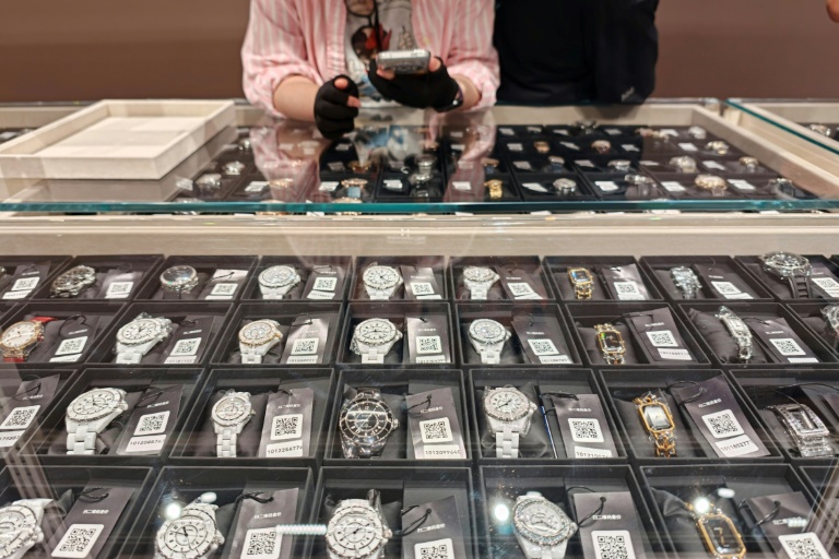 Des montres exposées dans un comptoir dédié aux produits de luxe de seconde main, dans le grand magasin Zhuanzhuan,le 13 octobre 2026 à Shanghai, en Chine