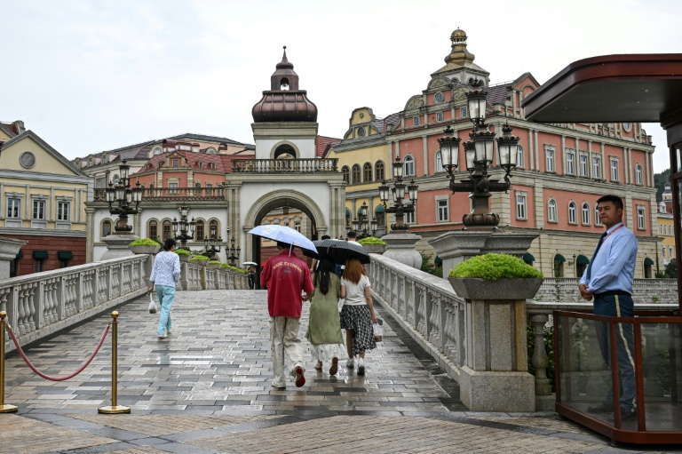 Des employés entrent dans le centre de données au style européen de l'entreprise technologique chinoise Huawei, situé dans la nouvelle zone de Guian, à Guiyang , dans la rovince du Guizhou, le 24 juillet 2026 dans le sud-ouest de la Chine