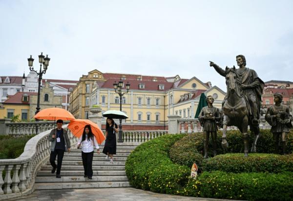 Des employés sortent du centre de données de l'entreprise technologique chinoise Huawei, conçu sur le thème de l'Europe, dans la nouvelle zone de Guian, à Guiyang, dans la province du Guizhou, le 24 juillet 2026 dans le sud-ouest de la Chine