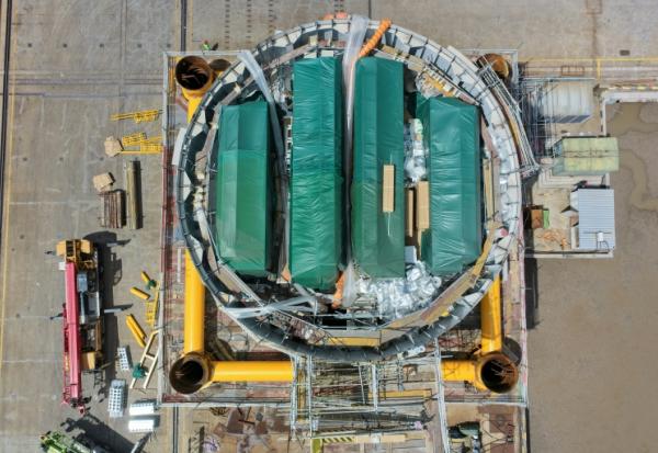 Un centre de données qui va être immergé en mer, développé par la société Highlander, est assemblé sur un chantier naval à Nantong, en Chine, le 11 septembre 2025