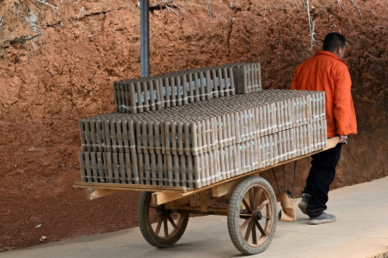 Un employé d'une usine de feux d'artifice à Liuyang, dans la province du Hunan, le 22 janvier 2026 en Chine