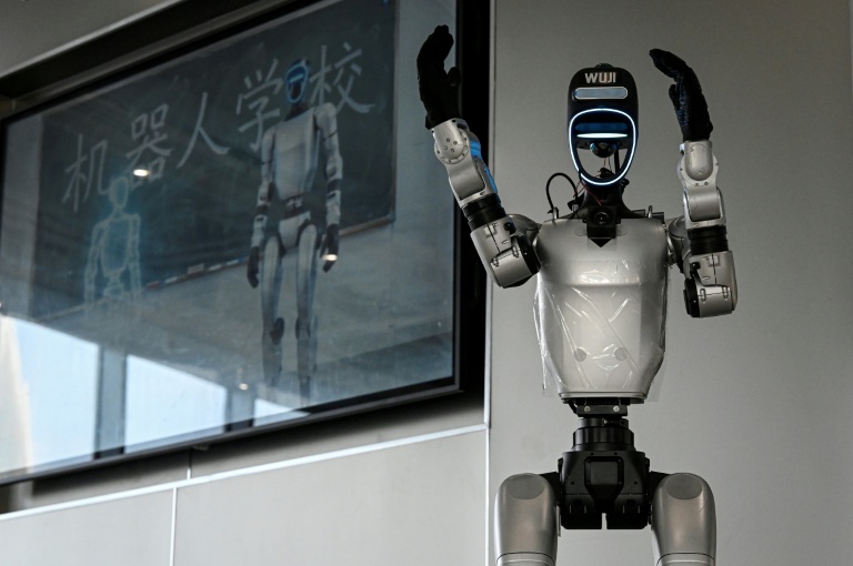 Le robot Wuji, fabriqué par Unitree, accueille des visiteurs pour une visite de l'école de robotique de Hangzhou, située dans la province du Zhejiang, dans l'est de la Chine, le 4 août 2026