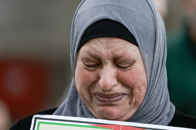 Une mère de prisonniers palestiniens fond en larmes lors d'un rassemblement organisé à Naplouse, en Cisjordanie occupée par Israël, le 31 mars 2026