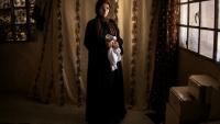 Alia al-Hallaq, la mère de Mohammed, tué à 9 ans par un soldat israélien en octobre 2025, tient le thobe de son fils, dans le village d'al-Rihiya, en Cisjordanie occupée, le 16 juillet 2026
