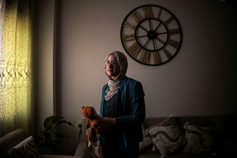 Dania Abu Haikal, la mère de Sam, tué à 7 mois par un soldat israélien alors qu'il se trouvait sur ses genoux, tient la peluche de son fils, à Bethléem, en Cisjordanie occupée, le 7 août 2026