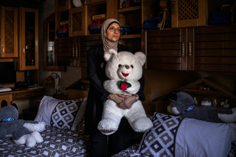 Kholoud Mamadneh, la mère de Mahmoud, tué à 15 ans par un soldat israélien alors qu'il rentrait de l'école, tient la peluche de son fils dans sa chambre, à Jénine, en Cisjordanie occupée, le 27 juillet 2026