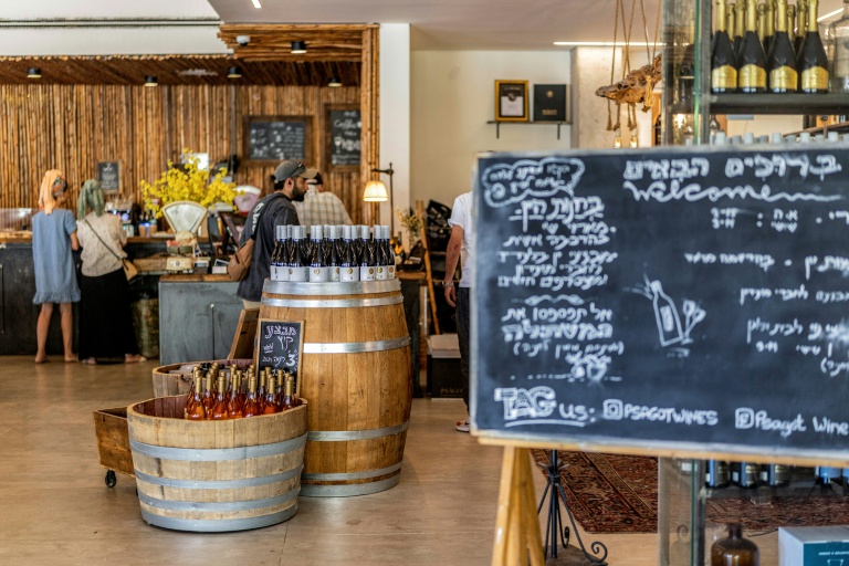 Des vins en vente au domaine viticole Psagot, dans la colonie israélienne de Shaar Binyamin, au sud-est de Ramallah, le 9 septembre 2026 en Cisjordanie occupée