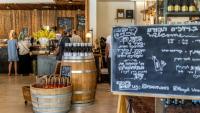 Des vins en vente au domaine viticole Psagot, dans la colonie israélienne de Shaar Binyamin, au sud-est de Ramallah, le 9 septembre 2026 en Cisjordanie occupée