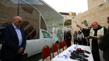 Le cardinal Anders Arborelius, évêque de Stockholm, bénit le "Véhicule de l'Espoir", la papamobile utilisée par le pape François lors de sa visite à Bethléem en 2014, réaménagée en clinique mobile pour enfants afin d'être déployée dans la bande de Gaza, à Bethléem, en Cisjordanie occupée par Israël, le 25 novembre 2025