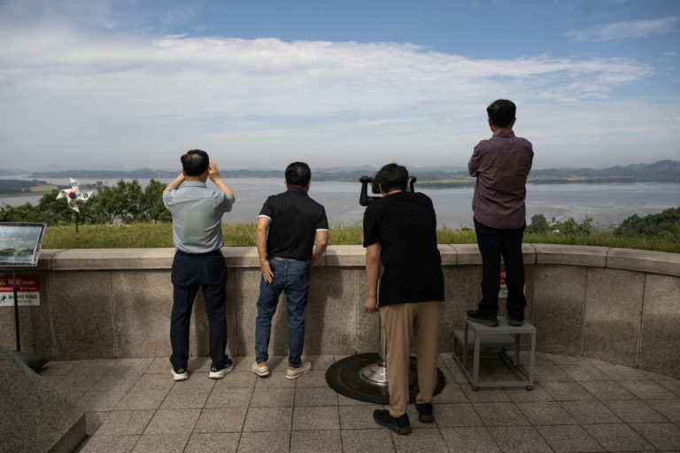 Des visiteurs observent la Corée du Nord depuis l'observatoire de l'unification d'Odusan près de la zone démilitarisée (DMZ) séparant les deux Corées, le 12 septembre 2026 à Paju, en Corée du Sud