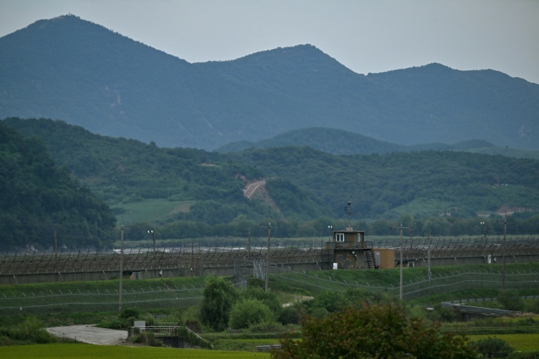 Un poste d'observation sud-coréen en face du côté nord-coréen de la zone démilitarisée (ZDM) séparant les deux Corées, vu depuis Paju, le 12 septembre 2026