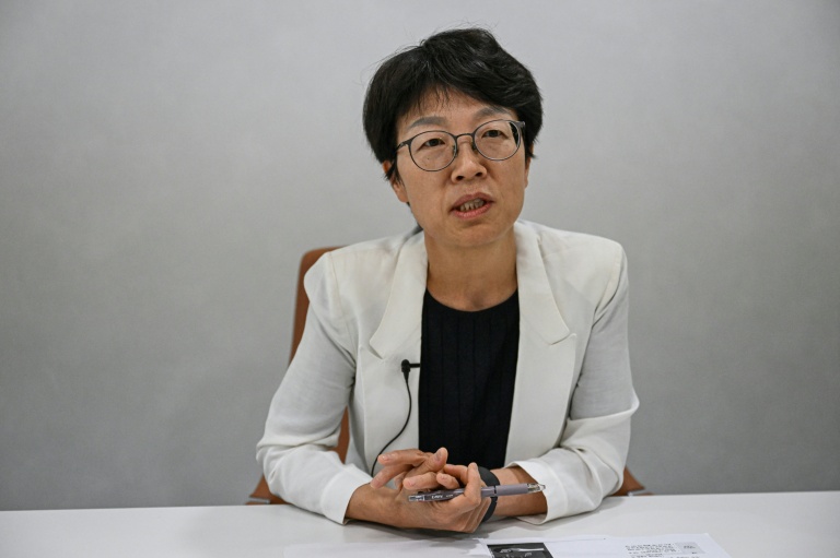 Kim Mi-Soon, responsable du Centre coréen de réponse aux crimes sexuels numériques, navigue sur internet le 2 juillet 2026 à Séoul 
