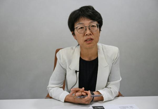 Kim Mi-Soon, responsable du Centre coréen de réponse aux crimes sexuels numériques, navigue sur internet le 2 juillet 2026 à Séoul 