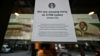 Une affiche annonçant une fermeture anticipée sur la porte d'un café Starbucks à Séoul, en Corée du Sud, le 22 juin 2026
