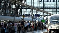 Des voyageurs devant un train sur un quai de la gare centrale de Francfort, dans l'ouest de l'Allemagne, le 24 juin  2026