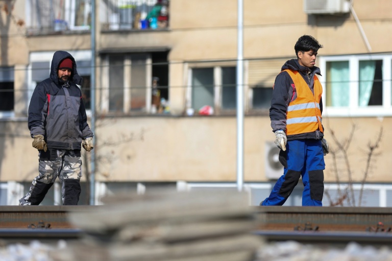 De travailleurs étrangers le long des voies ferrées à Zagreb, le 3 février 2026 en Croatie