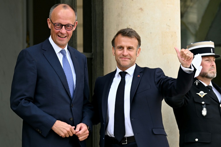 Le président Emmanuel Macron (d) accueille le nouveau chancelier allemand Friedrich Merz à l'Elysée, à Paris, le 7 mai 2025
