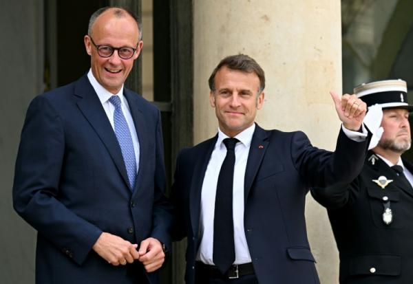 Le président Emmanuel Macron (d) accueille le nouveau chancelier allemand Friedrich Merz à l'Elysée, à Paris, le 7 mai 2025