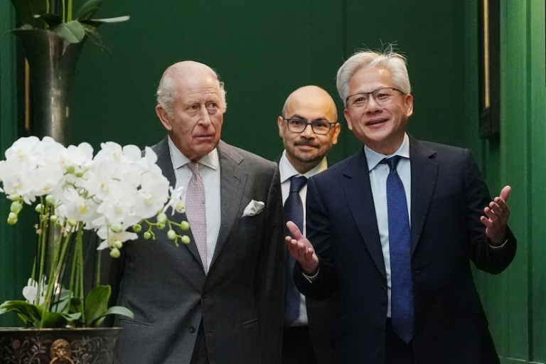 Le roi Charles III avec le président de DeepMind, Demis Hassabis, au centre, et le patron du géant américain des semi-conducteurs Nvidia, Jensen Huang, à droite, le 17 septembre 2026 à Cumnock, en Ecosse