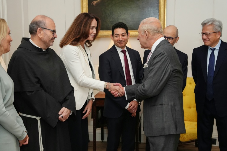 Le roi Charles III serre la main de la directrice financière d'OpenAI, Sarah Friar, le 17 septembre 2026 à Cumnock, en Ecosse