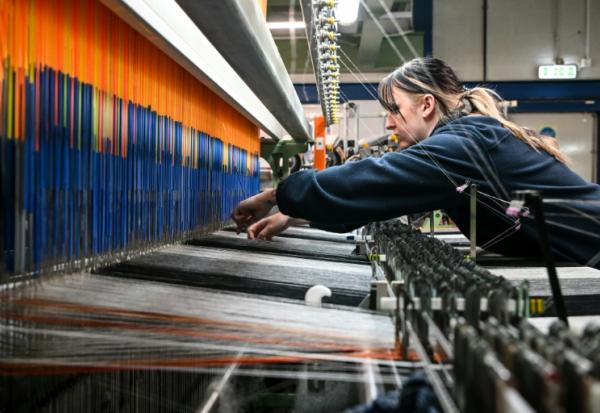 Dans les ateliers de tissage du cachemire Alex Begg à Ayr, dans le sud-ouest de l'Ecosse, le 15 janvier 2026