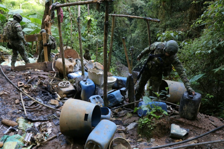 Des membres de l'armée participent à une opération contre l'extraction minière illégale à Buenos Aires, dans la province d'Imbabura, en Equateur, le 27 mai 2026