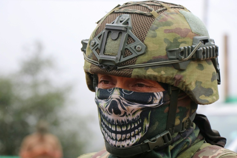 Un militaire participant à une opération contre l'extraction minière illégale à Buenos Aires, dans la province d'Imbabura, en Equateur, le 27 mai 2026