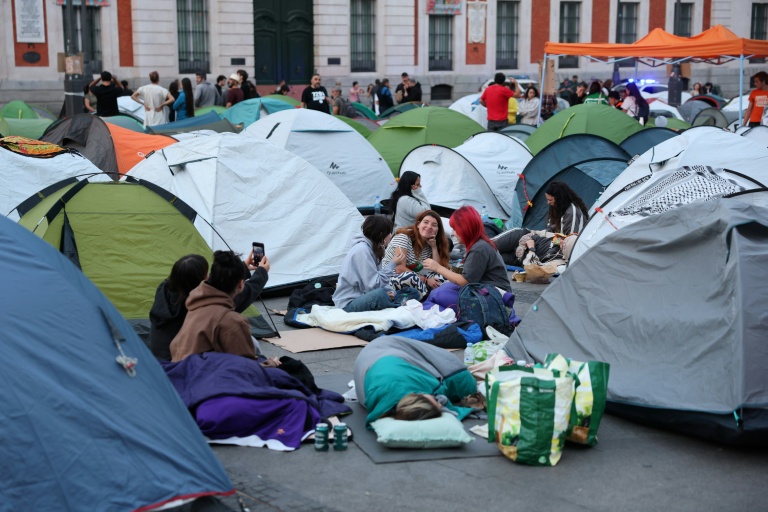 Des manifestants installés dans des tentes sur la Puerta del Sol à Madrid pour protester contre les expulsions de logements, le 27 septembre 2026